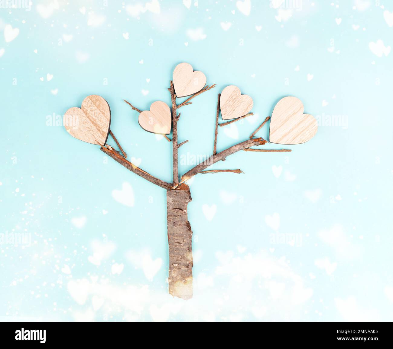 Albero con cuori, concetto di amore ed emozione, giorno delle madri e biglietto di auguri di San Valentino, pensiero positivo Foto Stock