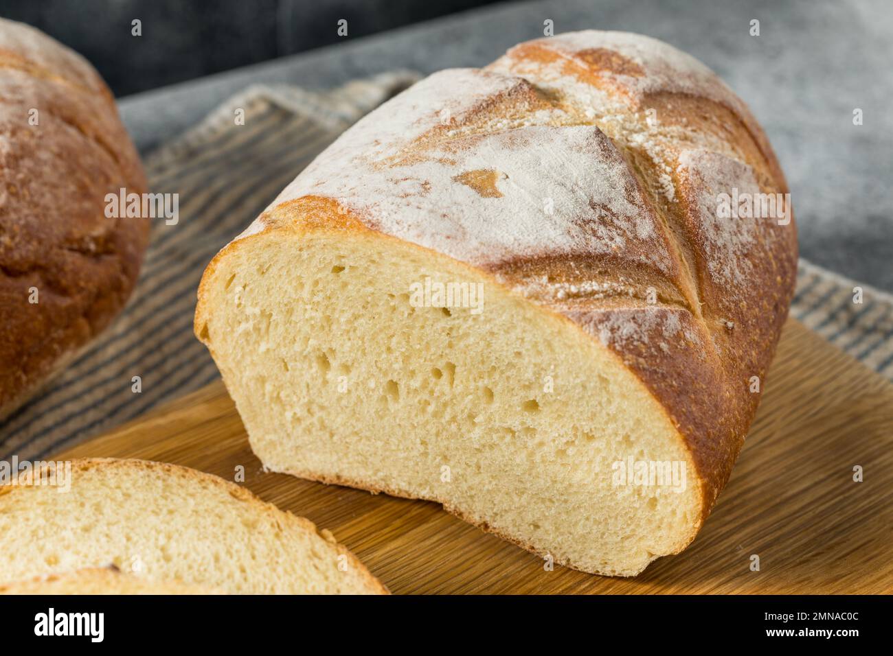 Pane bianco francese fatto in casa pronto a mangiare Foto Stock