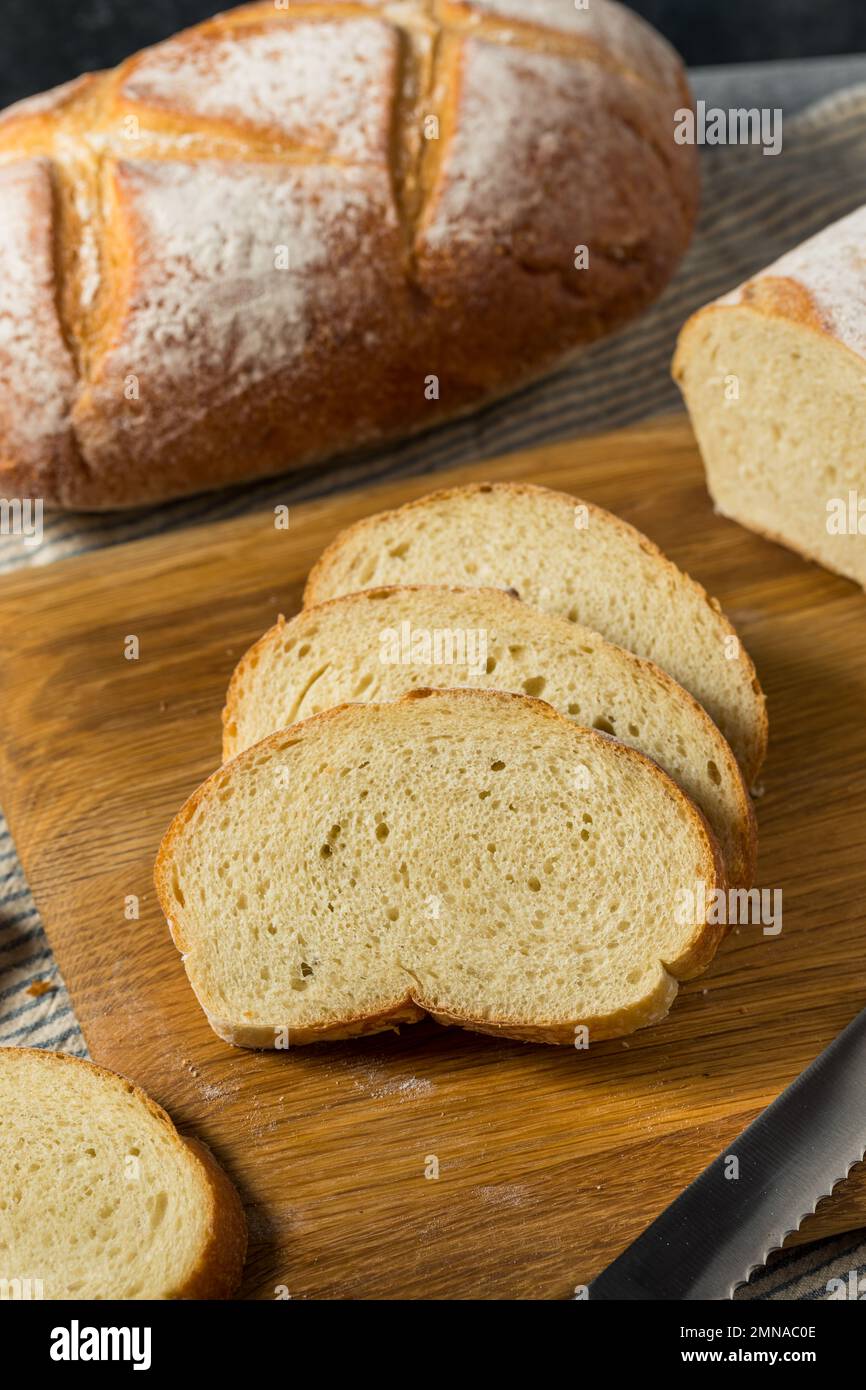 Pane bianco francese fatto in casa pronto a mangiare Foto Stock