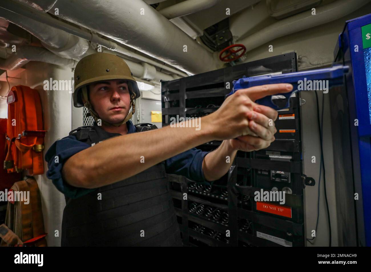 SOUTH CHINA SEA (SETTEMBRE 30, 2022) Sonar Technician (Surface) 3rd Class Chase Wissman, di Tampa Bay, Florida, partecipa a una squadra di addestramento integrata a bordo del cacciatorpediniere missilistico guidato Arleigh Burke-class USS Higgins (DDG 76) mentre conduce operazioni di routine nel Mar Cinese Meridionale, settembre 30. Higgins è assegnato al Comandante, Task Force 71/Destroyer Squadron (DESRON) 15, la più grande desolata della Marina e la principale forza di superficie della flotta degli Stati Uniti 7th. Foto Stock