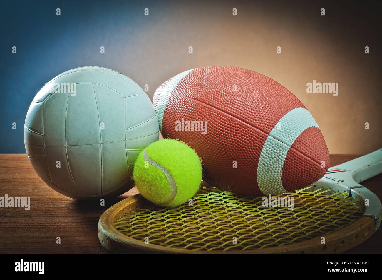 Attrezzature sportive assortite. Tennis, rugby e pallavolo Foto Stock