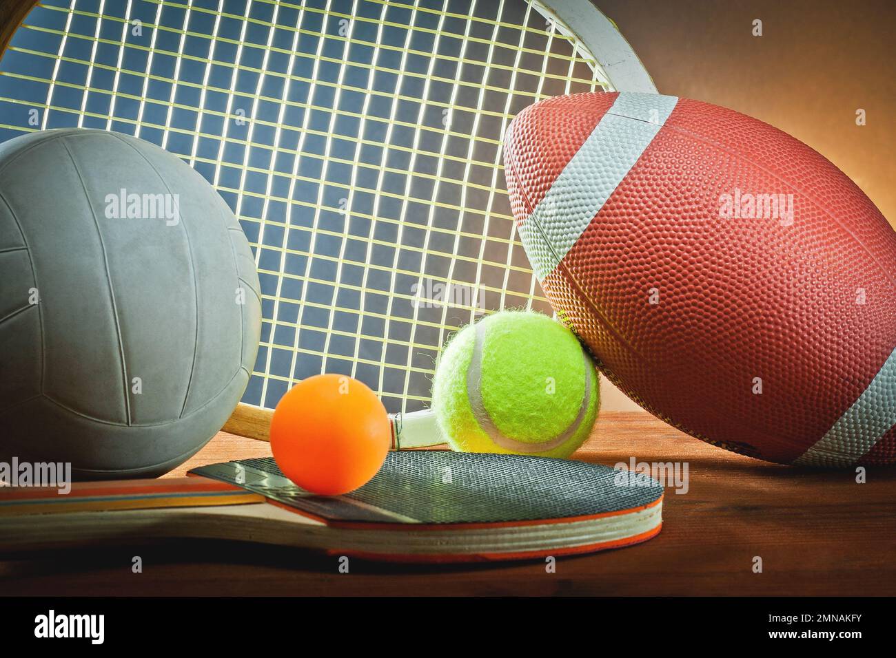 Attrezzature sportive assortite. Tennis, rugby, pallavolo e ping pong Foto Stock