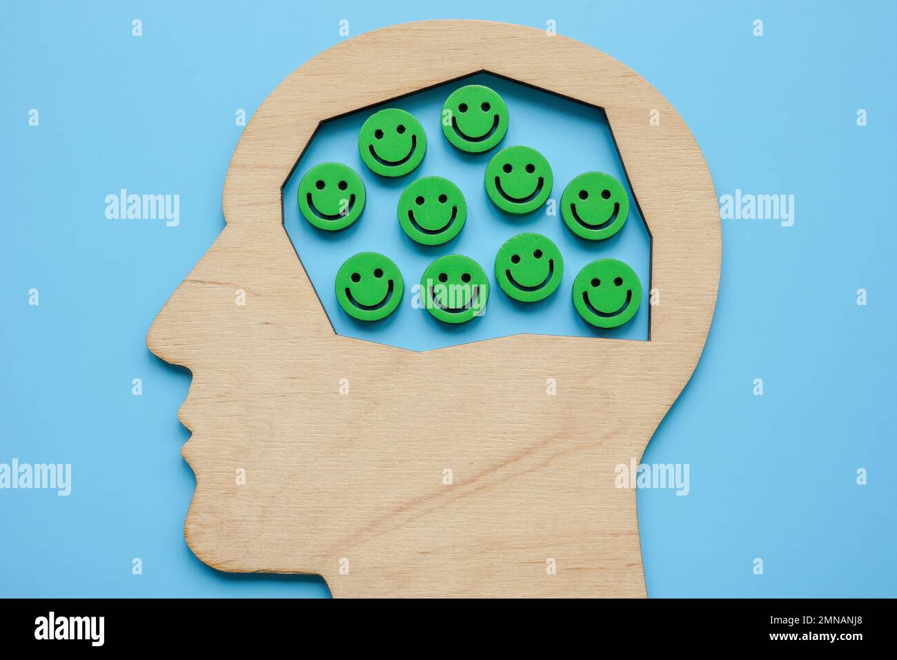 Atteggiamento positivo ed emozioni. Emoticon sorridenti in testa. Foto Stock
