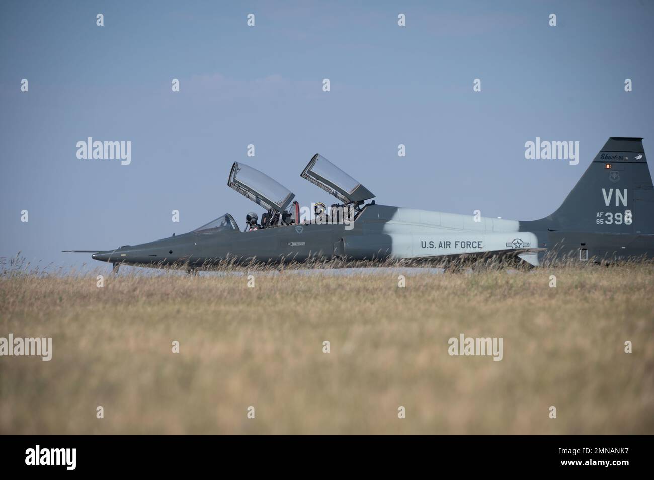 Un T-38C Talon si prepara per il decollo sulla linea di volo alla Vance Air Force base, ottobre, 30 settembre. Il T-38C Talon è un jet trainer supersonico ad alta quota per i piloti studenti del Team Vance UPT 2,5. (STATI UNITI Foto Air Force di Airman 1st Class Kathy Duran) Foto Stock