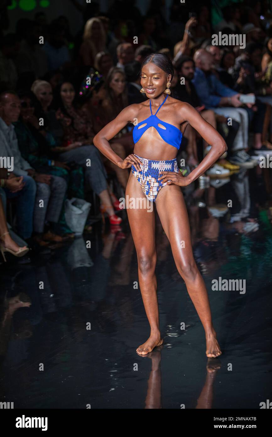 Un modello cammina sulla pista per il G Saints Fashion Show durante Art, Hearts, Fashion Swim Week al Faena Forum di Miami Beach il 7- 11- 2021 Foto Stock