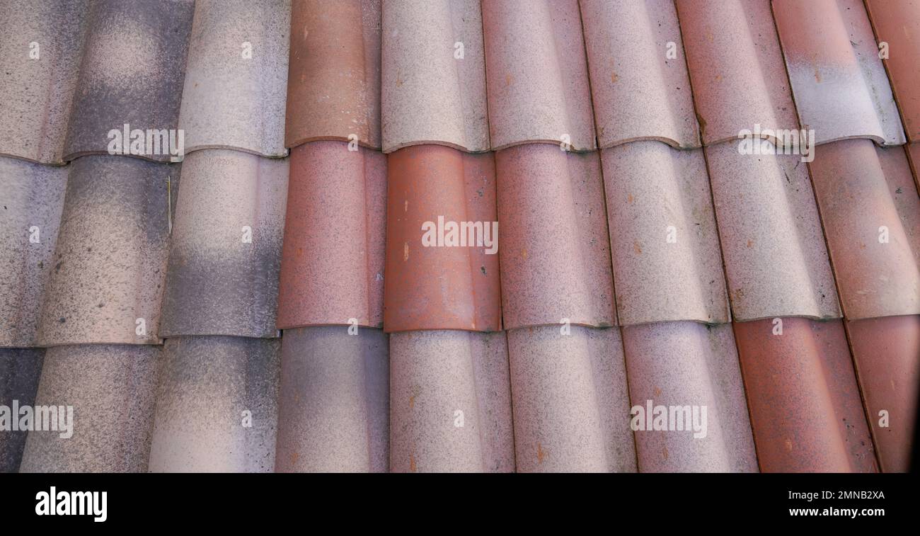 sfondo tetto piastrellato classico stile tetto struttura materiale modello su moderna piastrella vera casa Foto Stock