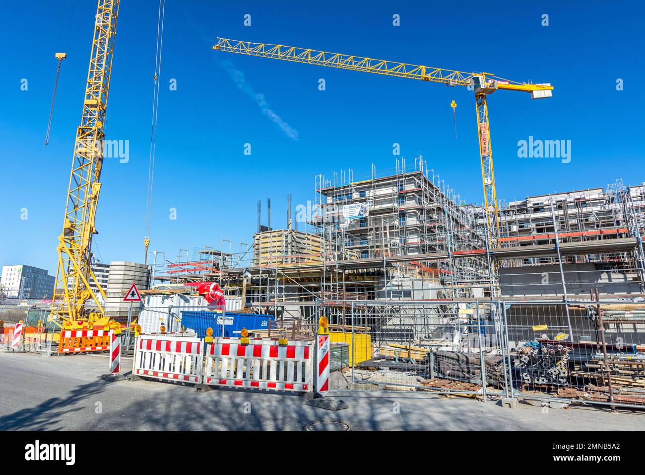 Cantiere con gru in una giornata di sole a Tübingen, Germania (editoriale) Foto Stock