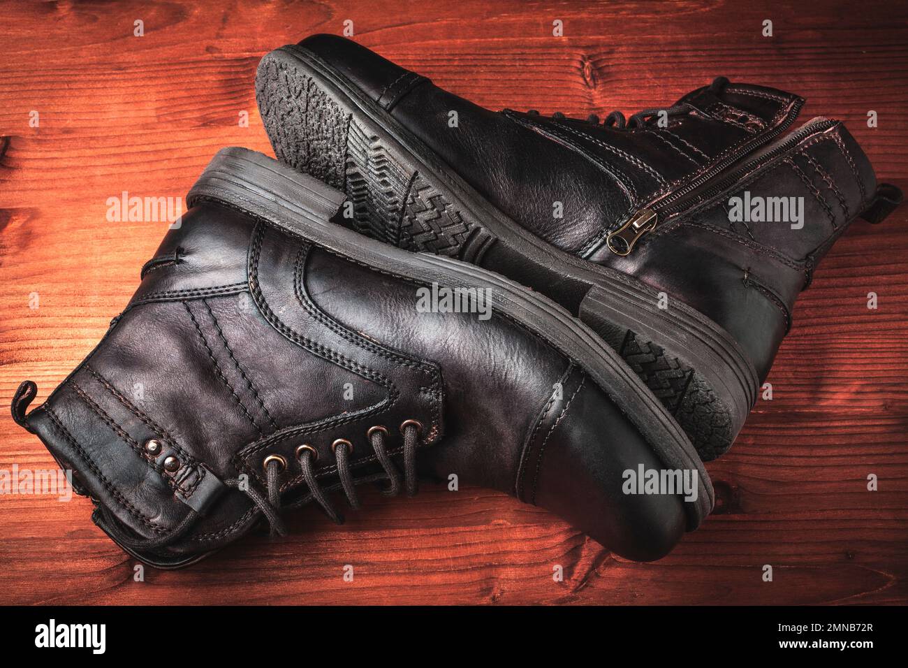 Stivali da uomo vintage in pelle marrone scuro su legno Foto stock - Alamy
