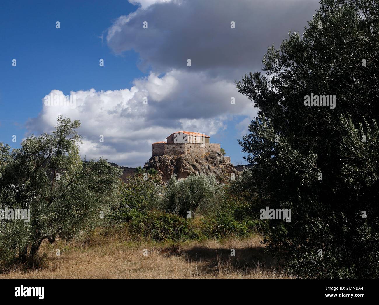 Glykfylousa Panagia. La chiesa di nostra Signora del bacio dolce su una roccia. Petra città, Lesbos viste. Settembre / ottobre 2022 Foto Stock