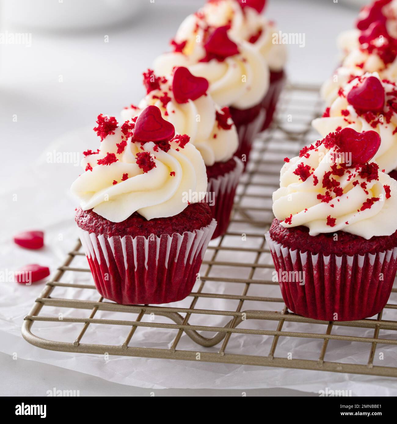 Mini cupcake di velluto rosso con crema di formaggio glassa, dessert fatti in casa idea per San Valentino Foto Stock