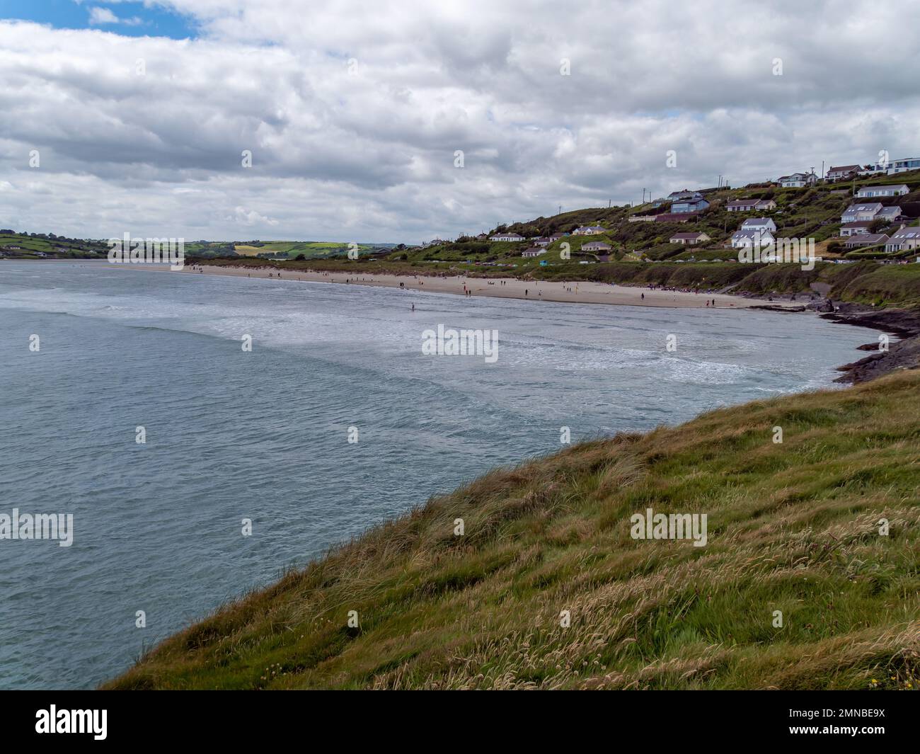 Vista della spiaggia di Inchydoney dal Capo della Vergine Maria. Pittoresco mare irlandese. Un piccolo insediamento europeo in riva al mare in estate. Verde gr Foto Stock