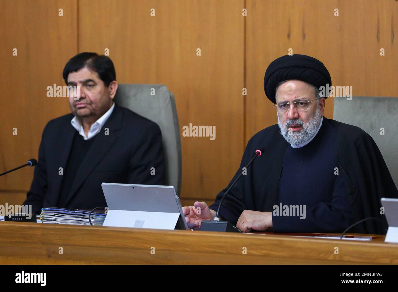 Teheran, Teheran, Iran. 29th Jan, 2023. Una foto dell'handout resa disponibile dall'ufficio presidenziale iraniano mostra che il presidente iraniano EBRAHIM RAISI (R) parla durante una riunione del governo. Il Presidente ha detto, ''lo scopo della risoluzione del Consiglio supremo di coordinamento economico è di attuare la legge per liquidare i beni stagnanti delle istituzioni con sostegno legale e basato su un metodo di principio che sarà fatto utilizzando le esperienze passate, In particolare l'esperienza di un'attuazione impropria della politica di privatizzazione" (Credit Image: © Iranian Presidency via ZUMA Press W Foto Stock