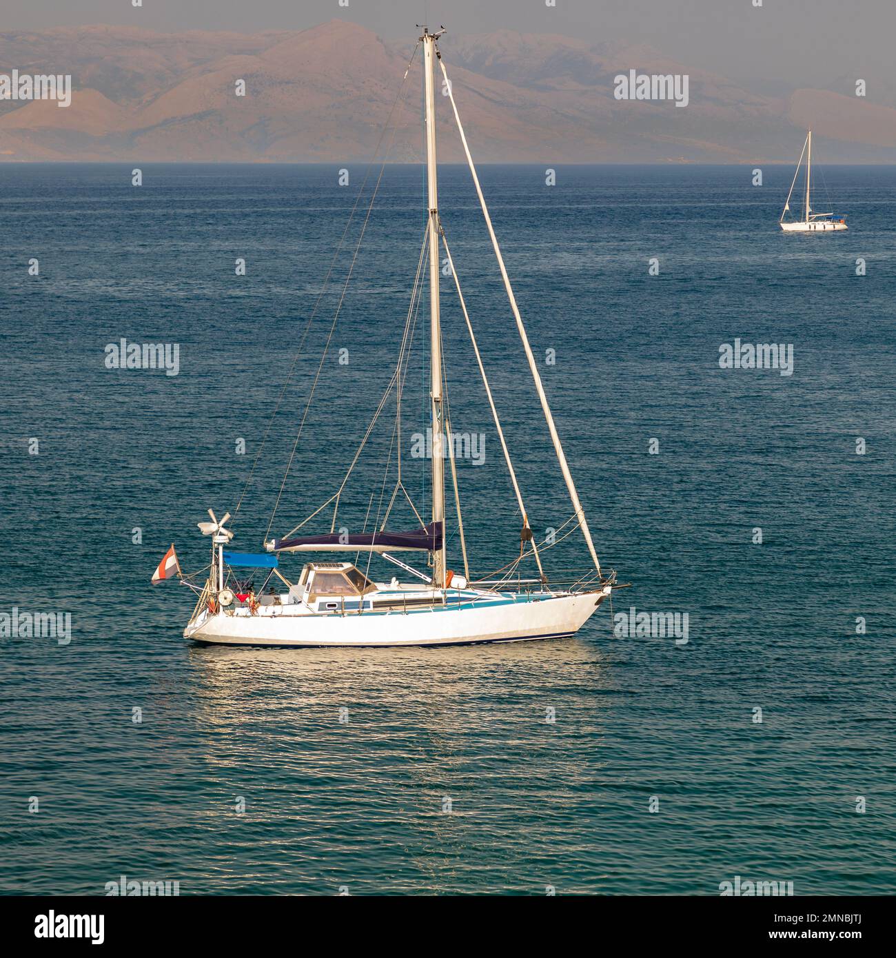 Barca a vela nel Mar Ionio vicino Corfù Foto Stock