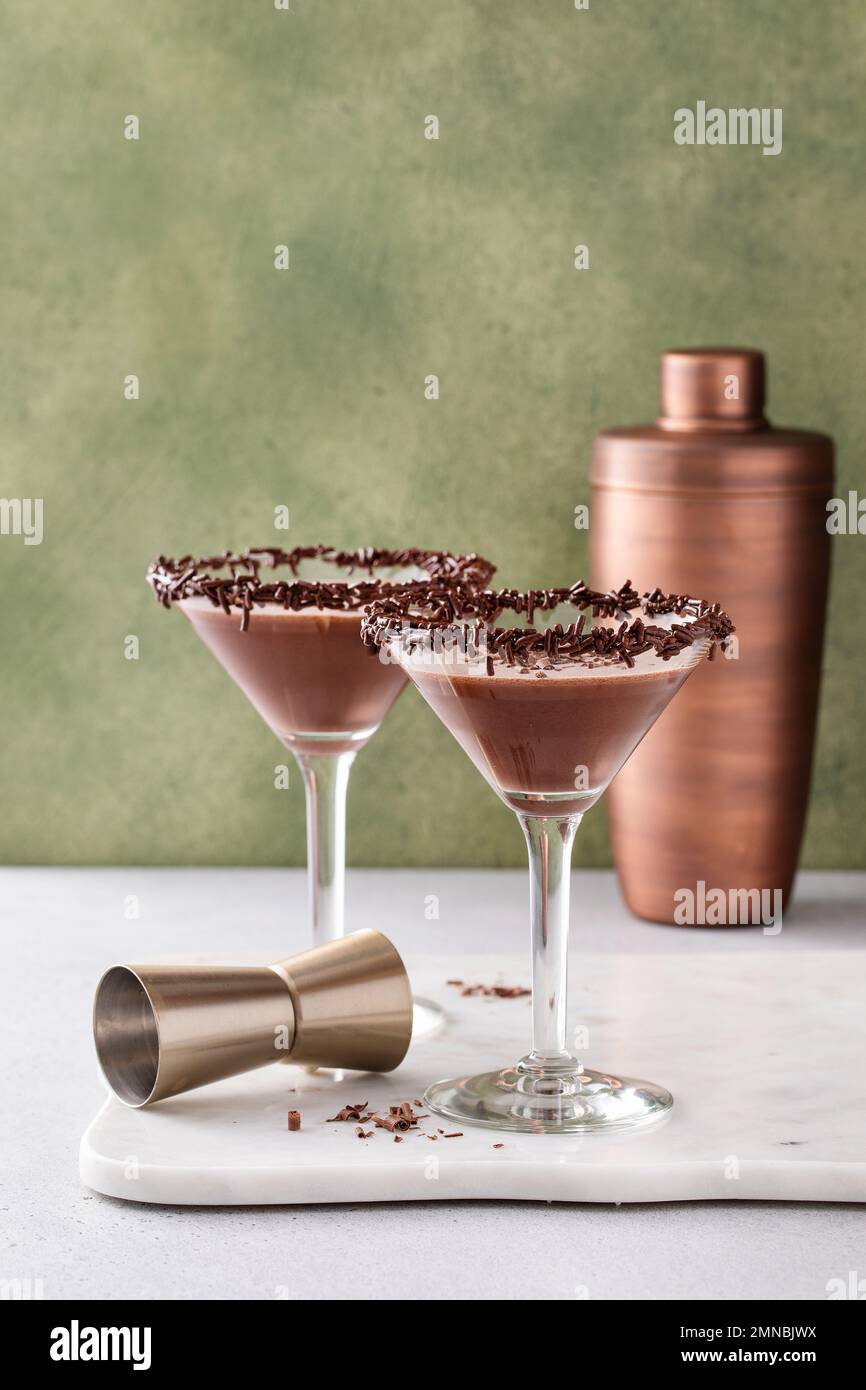 martini al cioccolato con gocce di cioccolato sul bordo in vetro con spazio copia Foto Stock