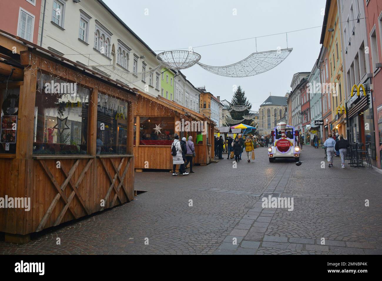 Villach, Austria - Dicembre 24th 2022. Bancarelle del mercato di Natale in via Hauptplatz, la vigilia di Natale, nel centro storico di Villach, in Carinzia Foto Stock