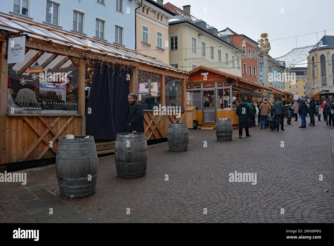 Villach, Austria - Dicembre 24th 2022. Bancarelle del mercato di Natale in via Hauptplatz, la vigilia di Natale, nel centro storico di Villach, in Carinzia Foto Stock