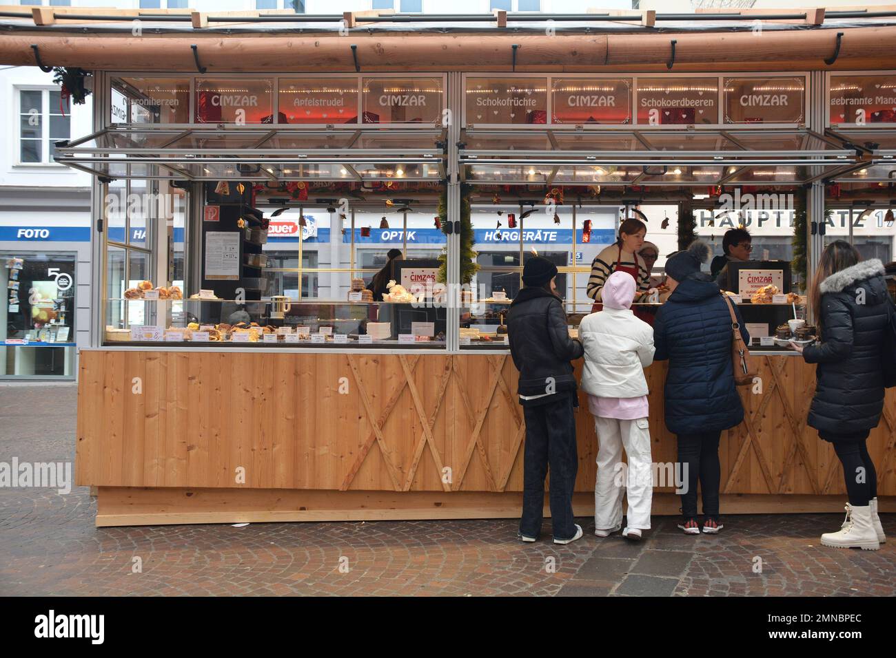 Villach, Austria - Dicembre 24th 2022. Bancarelle del mercato di Natale in via Hauptplatz, la vigilia di Natale, nel centro storico di Villach, in Carinzia Foto Stock