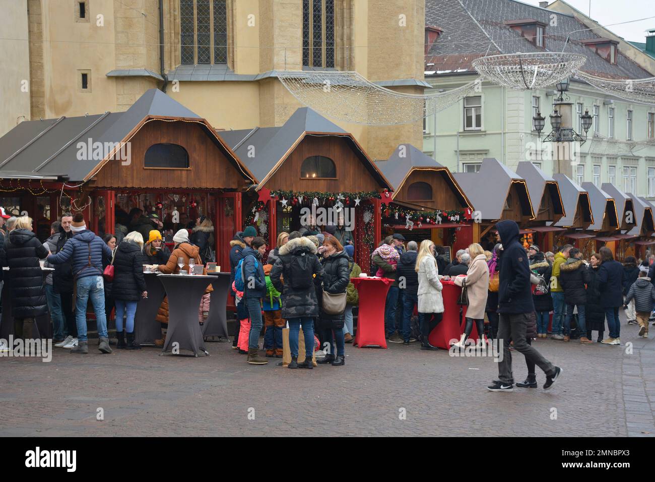 Villach, Austria - Dicembre 24th 2022. Bancarelle del mercato di Natale in via Hauptplatz, la vigilia di Natale, nel centro storico di Villach, in Carinzia Foto Stock