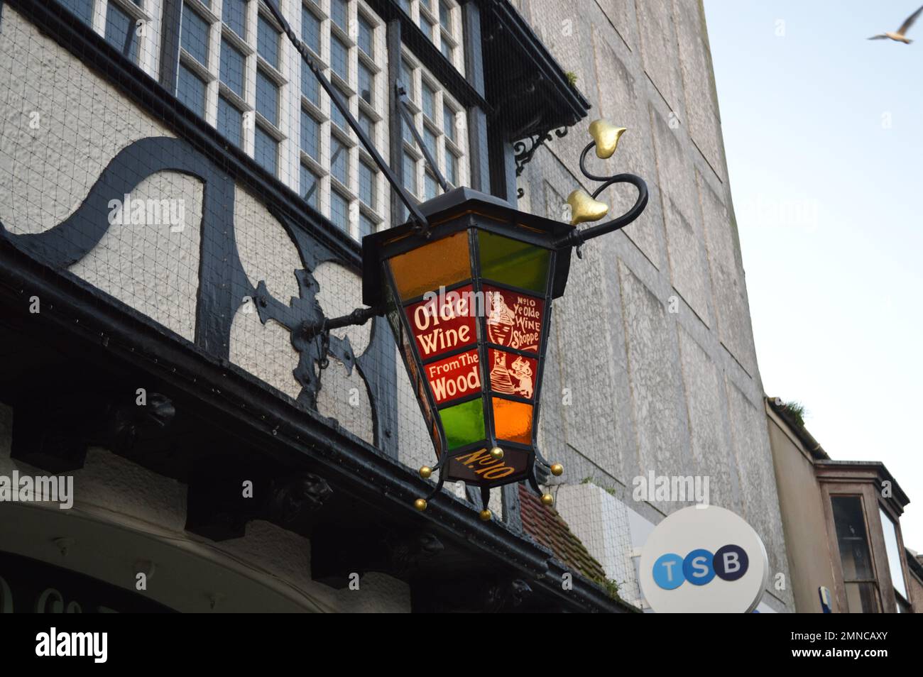 26th gennaio 2023, Swansea, Galles, Regno Unito. YE Olde Wine Shoppe Lanterna di vetro fuori Olanda e Barrett su Union Street. Foto Stock