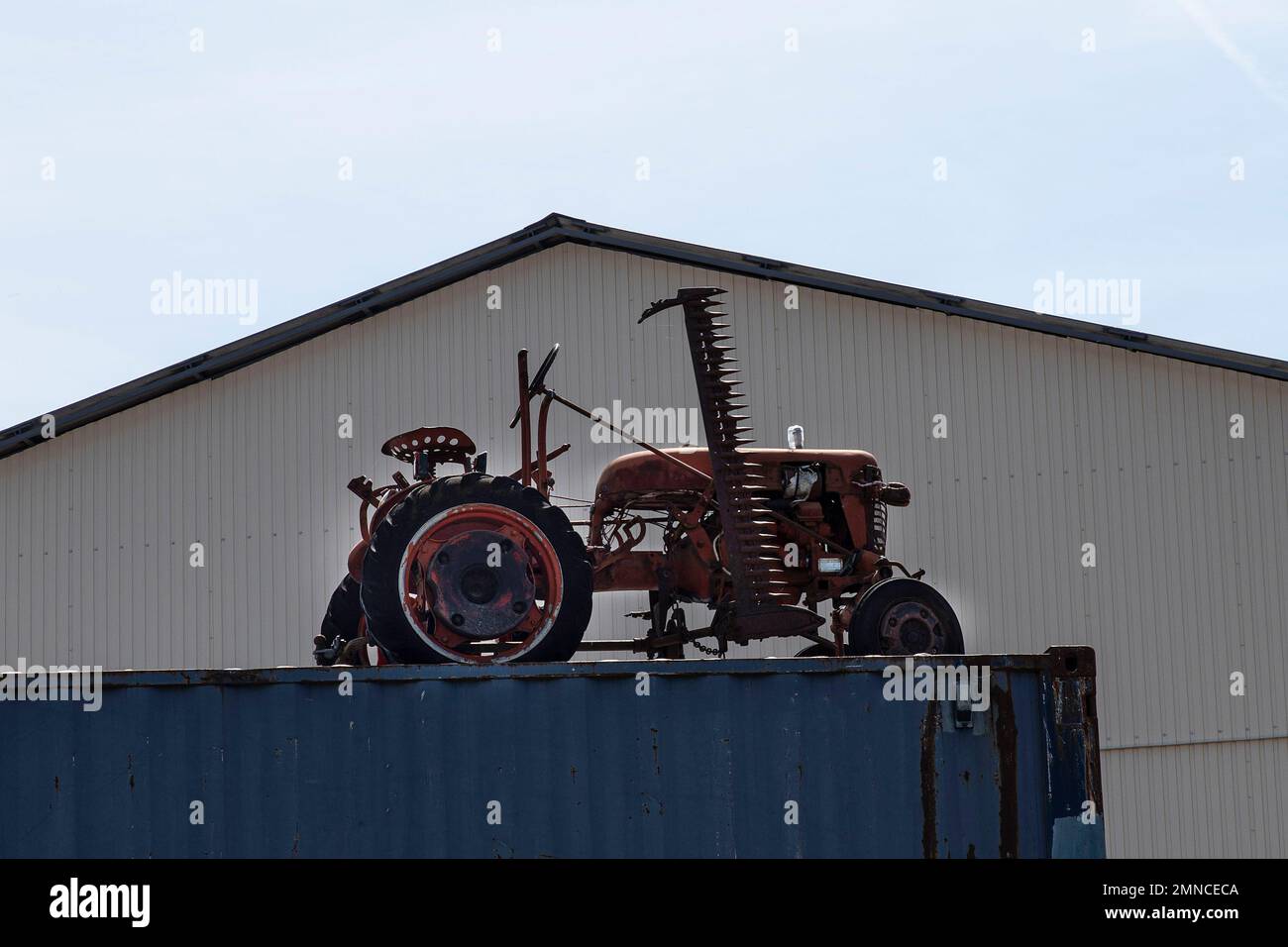 Primo piano di un vecchio trattore agricolo rosso Foto Stock