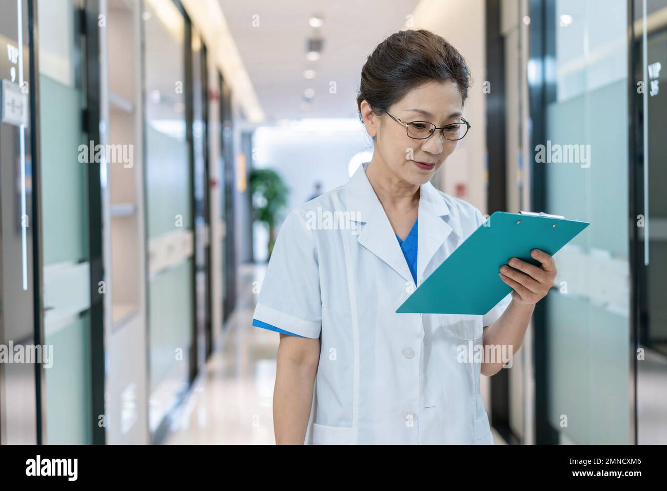 Medici di sesso femminile in clinica Foto Stock