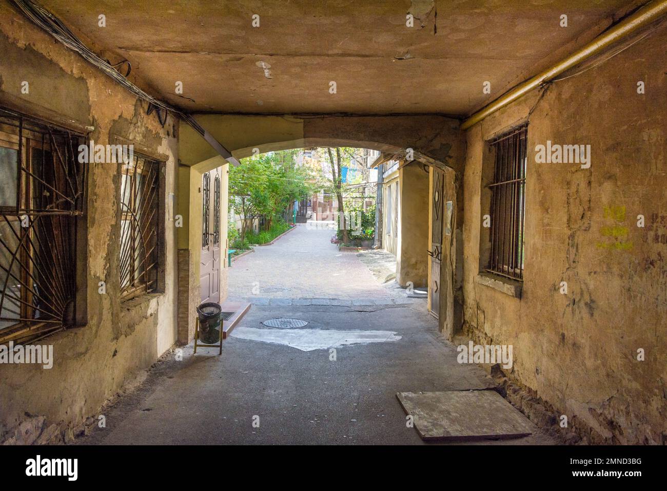 Odessa, Ucraina - Apr 27, 2019:tipico cortile comunale di Odessa: Appartamenti comuni, fango, abbandono Foto Stock
