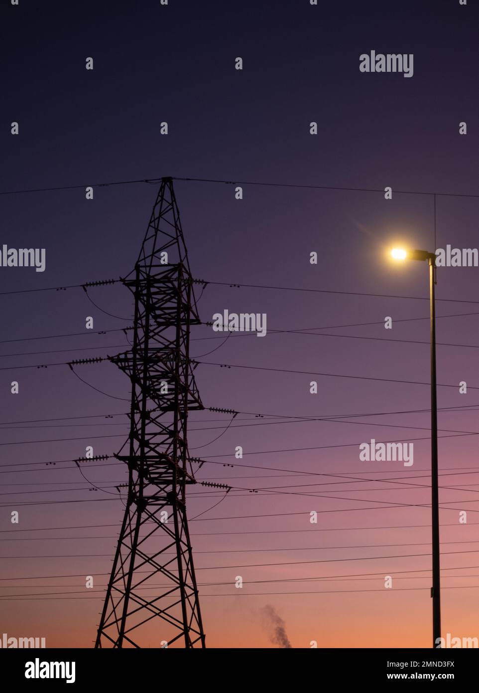 Rete elettrica e cielo tramonto. Torre elettrica e linee. Prezzi elevati sul mercato dell'energia elettrica. Prezzi elevati sul mercato dell'energia elettrica. Foto Stock