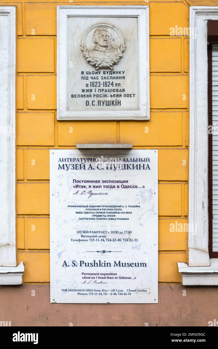 Odessa, Ucraina - Apr 28, 2019: Targa commemorativa su un edificio a Odessa, Ucraina. In questo edificio visse il famoso poeta russo A.S. Pushkin, mu Foto Stock