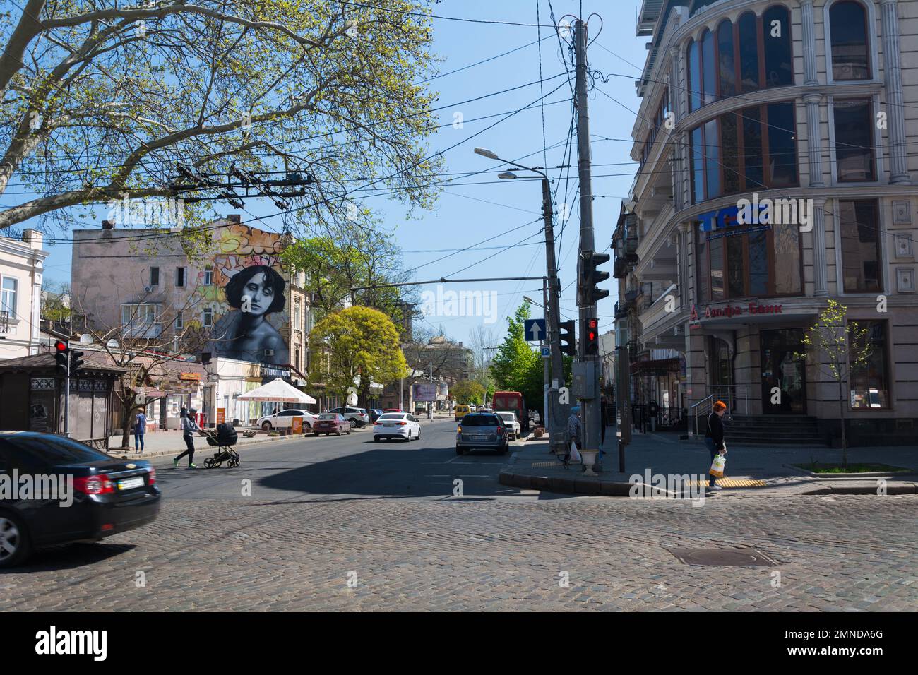 Odessa, Ucraina - Apr 29, 2019: Malaya Arnautskaya Street a Odessa, in lontananza un murale con un ritratto della grande attrice vera Kholodnaya Foto Stock