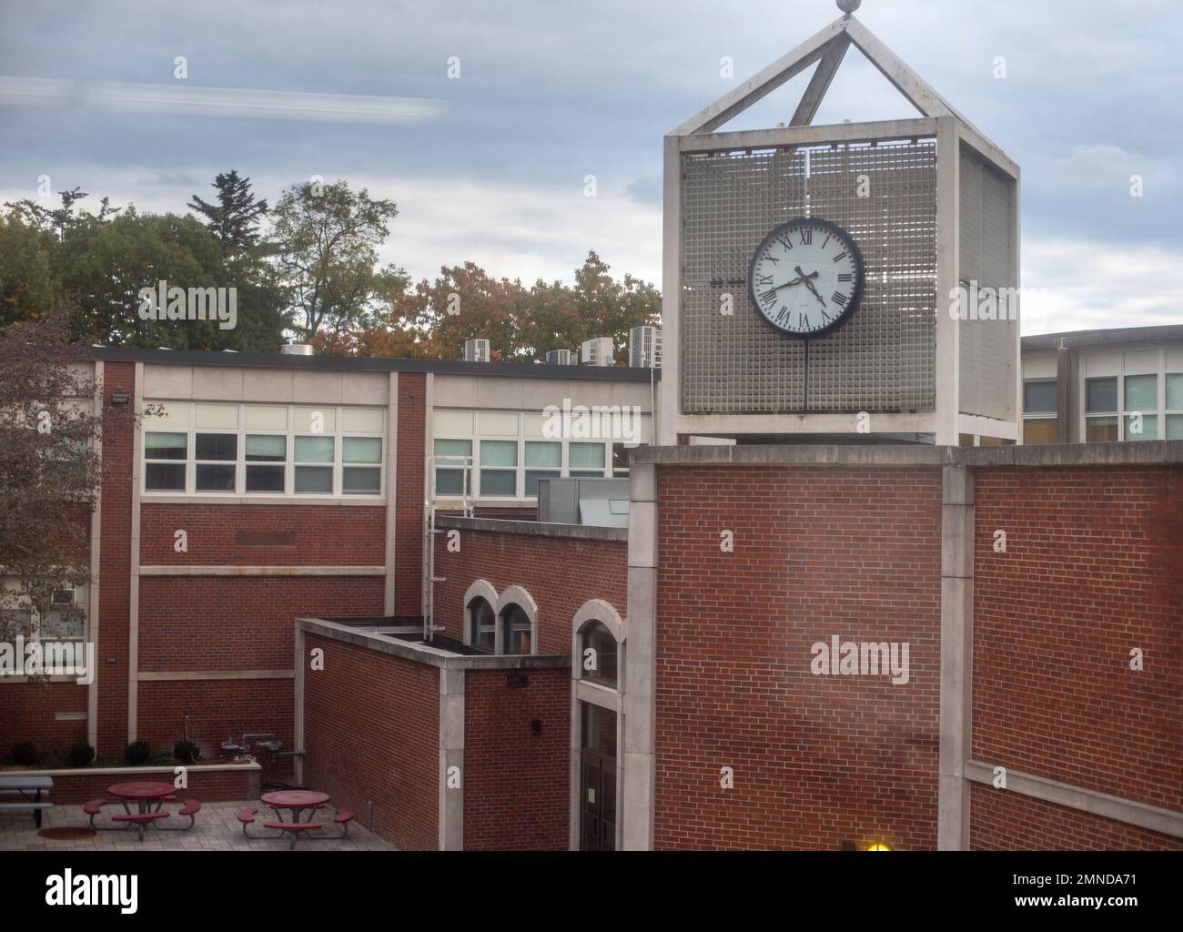 Un orologio su un edificio scolastico nel New Jersey Foto Stock