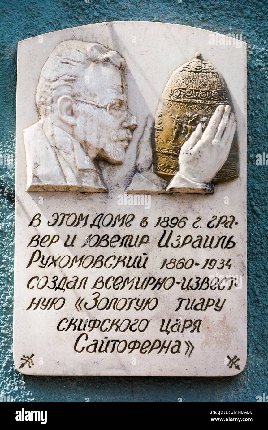Odessa, Ucraina - Apr 29, 2019: Targa commemorativa su un edificio di Odessa, Israele Rukhomovsky creò la tiara dorata del re Scita Saitofe Foto Stock