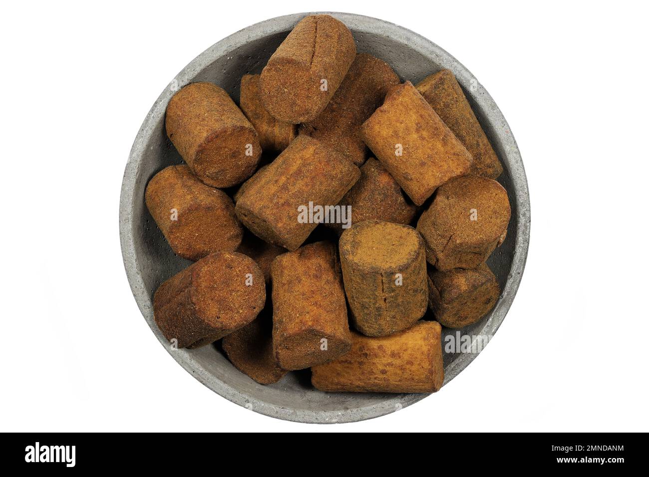 Bastoncini di caramella alla cannella olandese in una ciotola di cemento isolata su fondo bianco Foto Stock