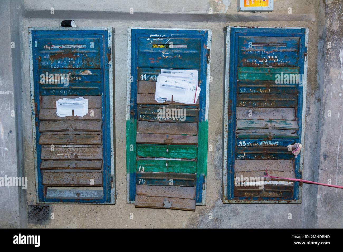 ODESSA, UCRAINA - Apr 29, 2019: Gruppo di caselle postali con pacchetti di entrate in una casa municipale abbandonata, Odessa, Ucraina Foto Stock