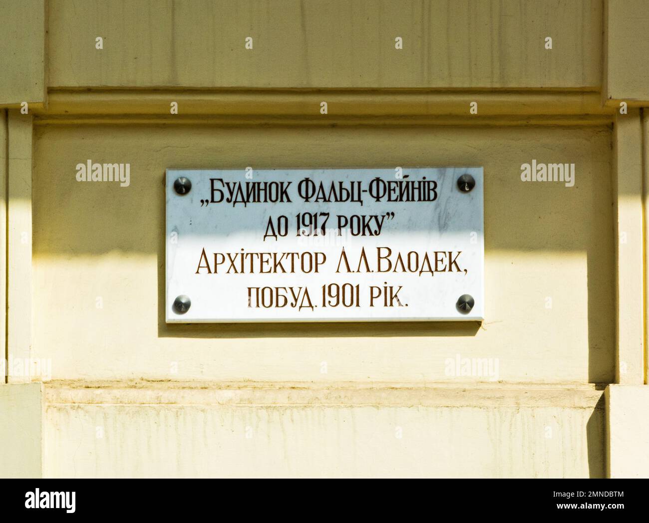 Odessa, Ucraina - Apr 29, 2019: Casa del Falz-Fein di Wlodek, 1901. Targa commemorativa su un edificio a Odessa, Ucraina Foto Stock
