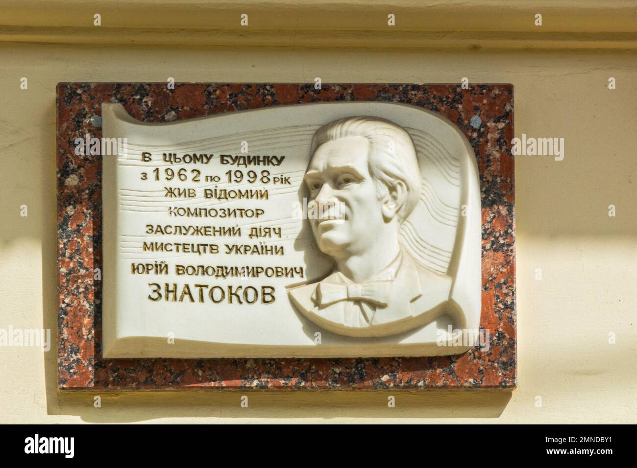 Odessa, Ucraina - Apr 29, 2019: Yuri Vladimirovich Znatokov, un famoso compositore ucraino visse in questa casa. Targa commemorativa su un edificio in od Foto Stock