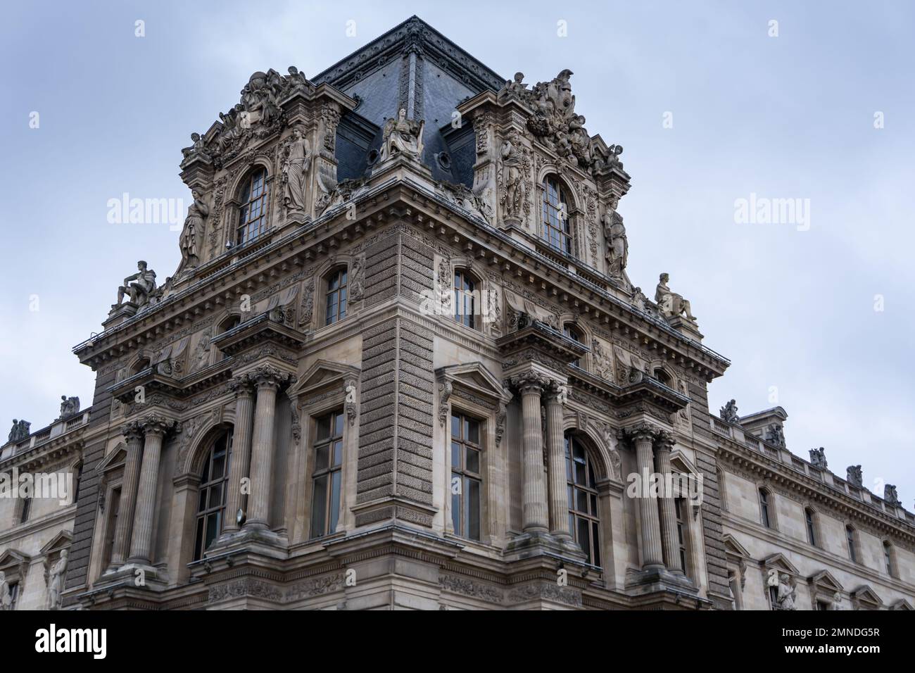 Una vista in primo piano di un angolo del Louvre a Parigi. Foto Stock