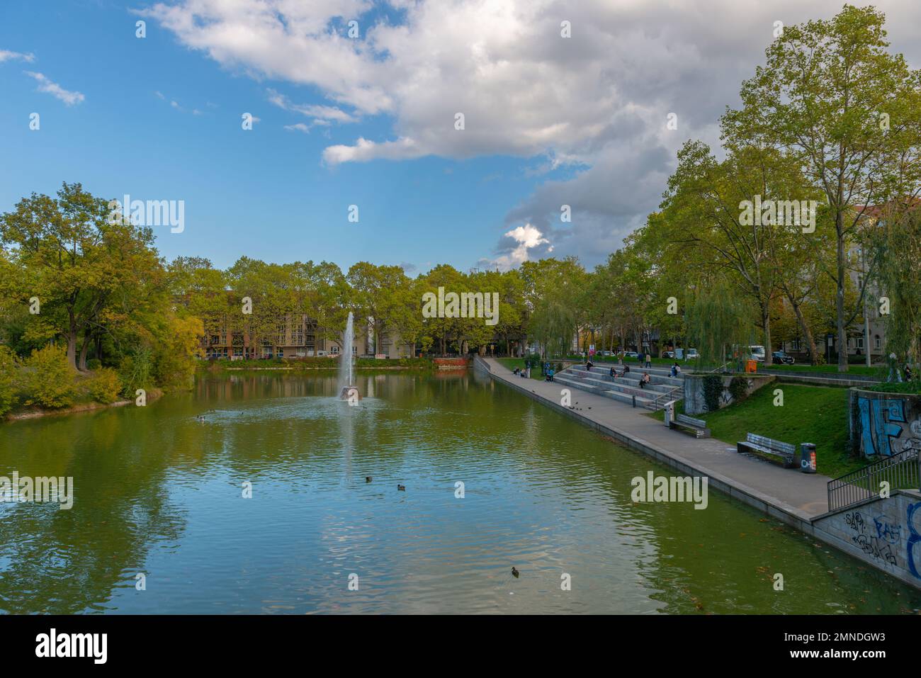 Lago e giardini Feuersee, Grünanlage, Feuerseeplatz, Stoccarda, Germania meridionale Foto Stock