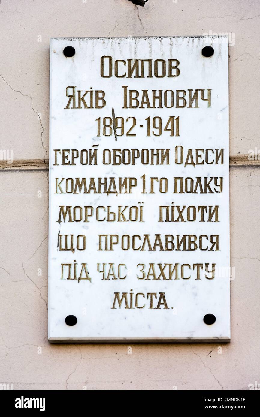 Odessa, Ucraina - Apr 29, 2019: Osipov Yakov l'eroe della difesa di Odessa visse in questa casa. Targa commemorativa su un edificio a Odessa, Ukra Foto Stock