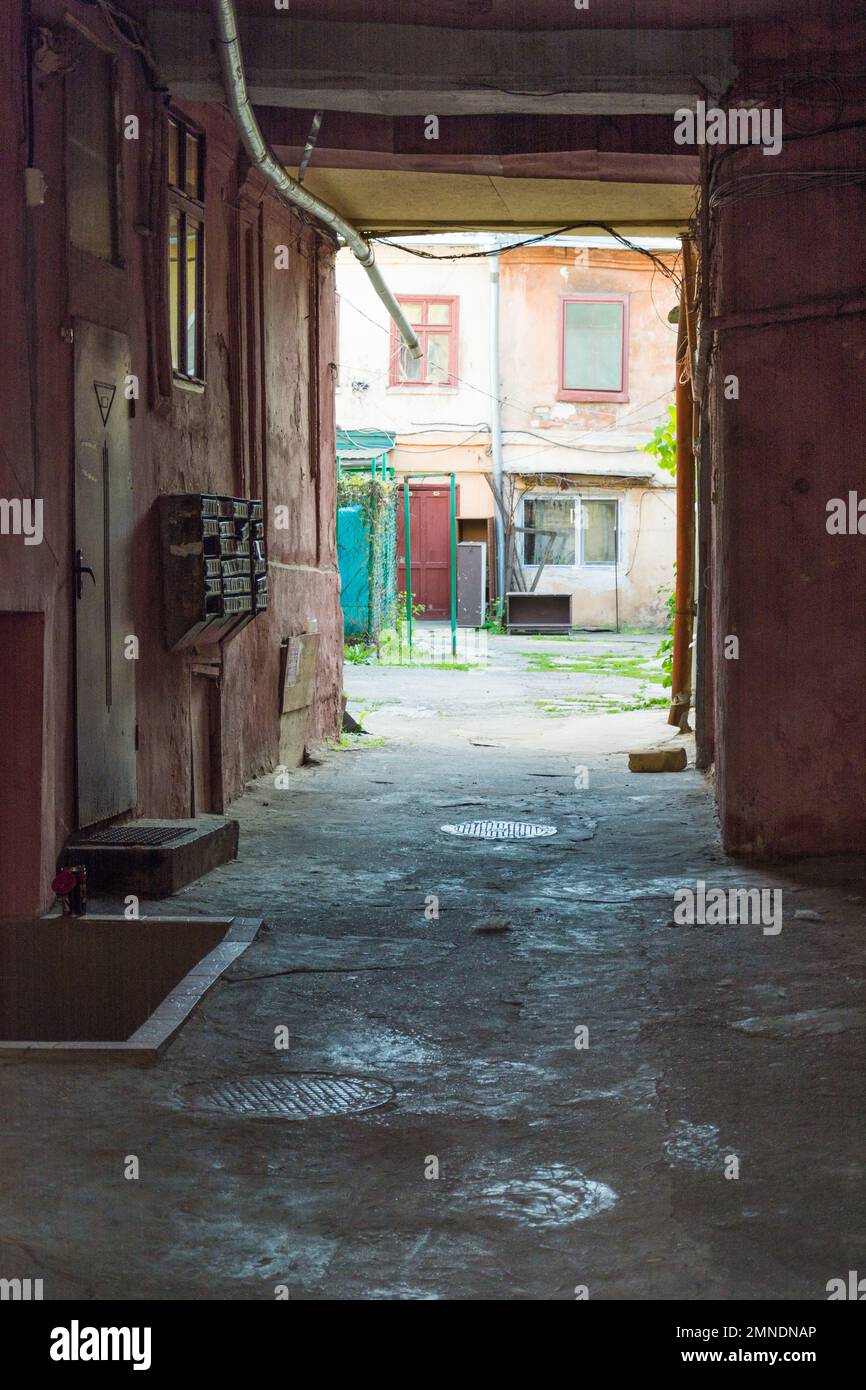 Odessa, Ucraina - Apr 29, 2019:tipico cortile comunale di Odessa: Appartamenti comuni, fango, abbandono Foto Stock