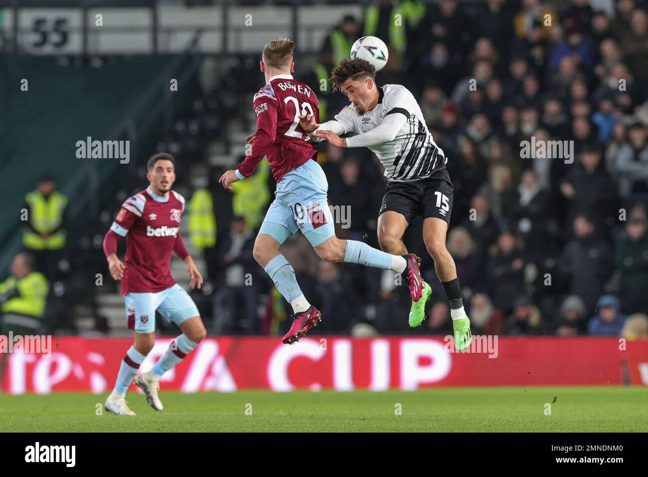 Jarrod Bowen #20 di West Ham United testa la palla come Haydon Roberts #15 di Derby County entra in contatto con lui durante la partita di quarto round della Emirates fa Cup Derby County vs West Ham United al Pride Park Stadium, Derby, Regno Unito, 30th gennaio 2023 (Foto di Mark Cosgrove/News Images) Foto Stock