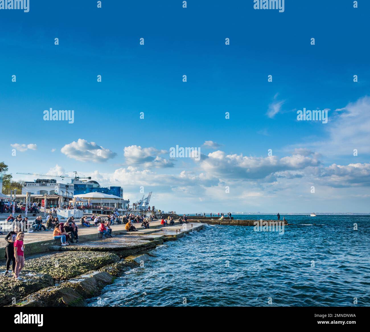 ODESSA, UCRAINA - Apr 29, 2019: Odessa residenti e turisti riposano sul lungomare di Langeron, Odessa, Ucraina Foto Stock