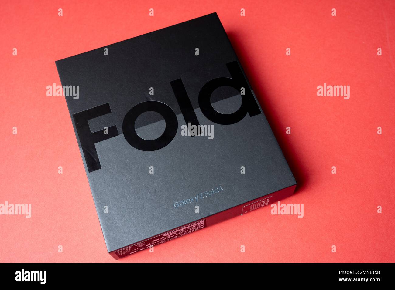 Samsung Galaxy Z Fold 4 in confezione originale. Su sfondo rosso. Foto Stock