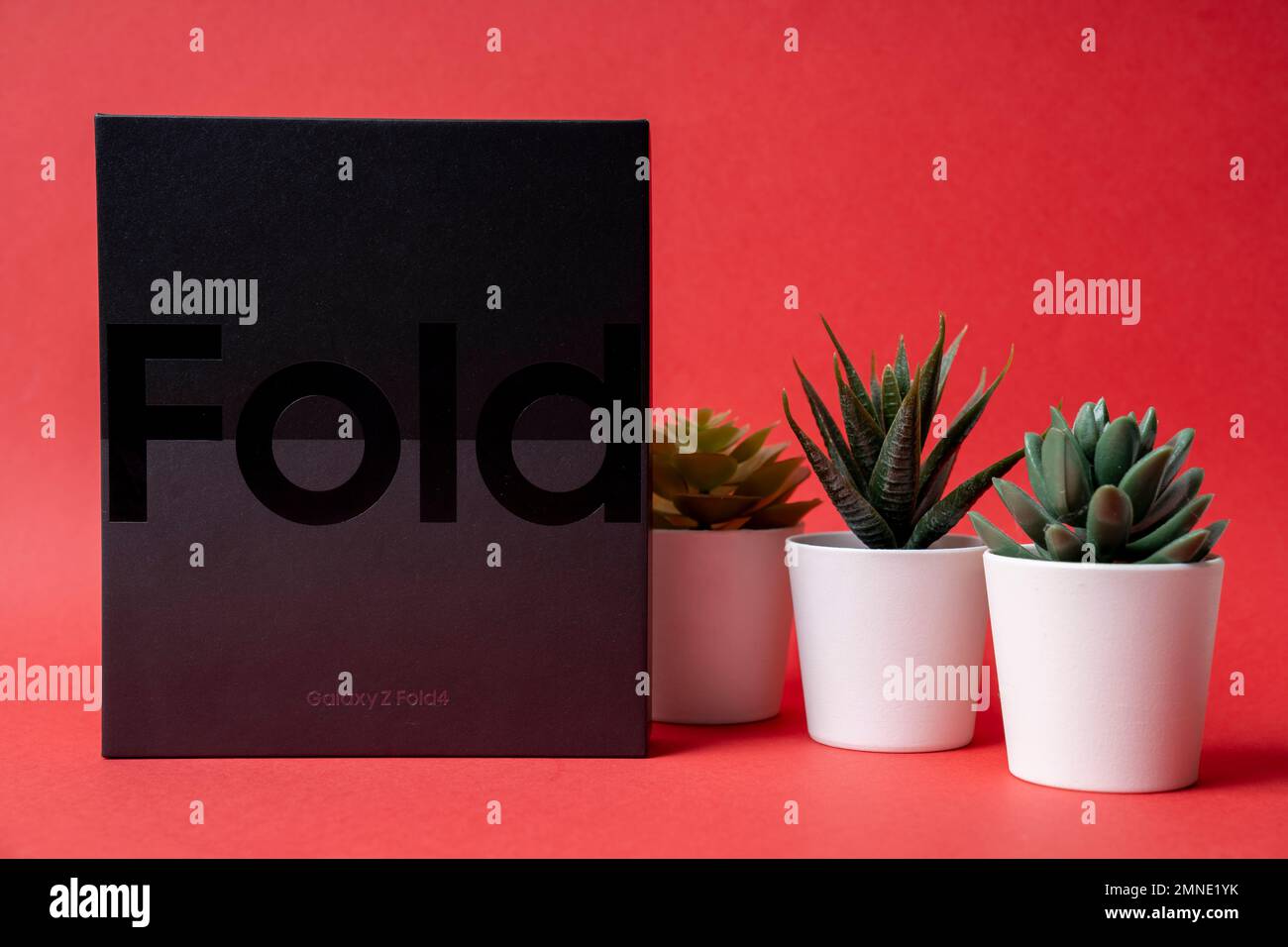 Samsung Galaxy Z Fold 4 in confezione originale. Su sfondo rosso. Foto Stock