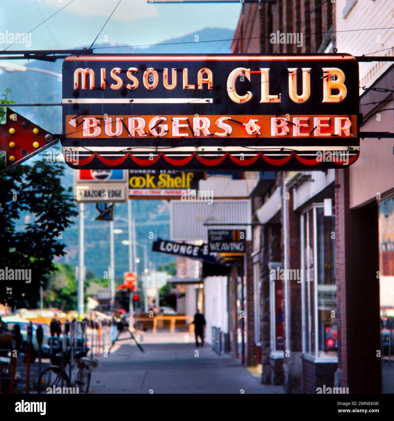 Insegna al neon che pubblicizza hamburger e birra al bar sportivo Missoula Club nel centro di Missoula, Montana. Lo storico Missoula Club è noto per il suo hambu Foto Stock