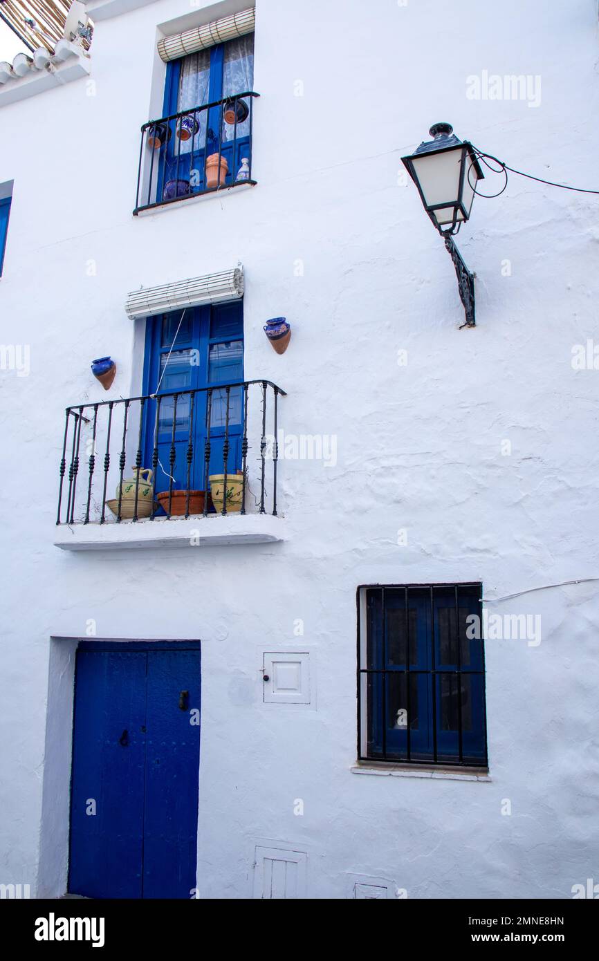 Casa típica en Frigiliana, Málaga, uno de los pueblos más bonitos de España. Con sus paredes blancas, colores en puertas y ventanas, sus adornos y pla Foto Stock