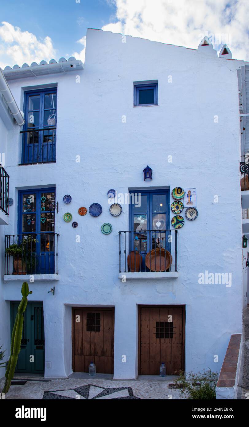 Casa típica en Frigiliana, Málaga, uno de los pueblos más bonitos de España. Con sus paredes blancas, colores en puertas y ventanas, sus adornos y pla Foto Stock