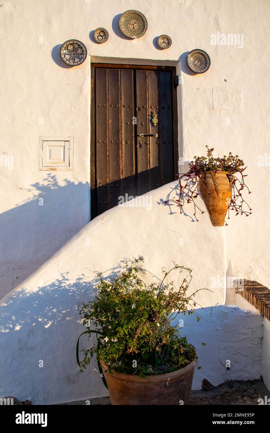 Casa típica en Frigiliana, Málaga, uno de los pueblos más bonitos de España. Con sus paredes blancas, colores en puertas y ventanas, sus adornos y pla Foto Stock