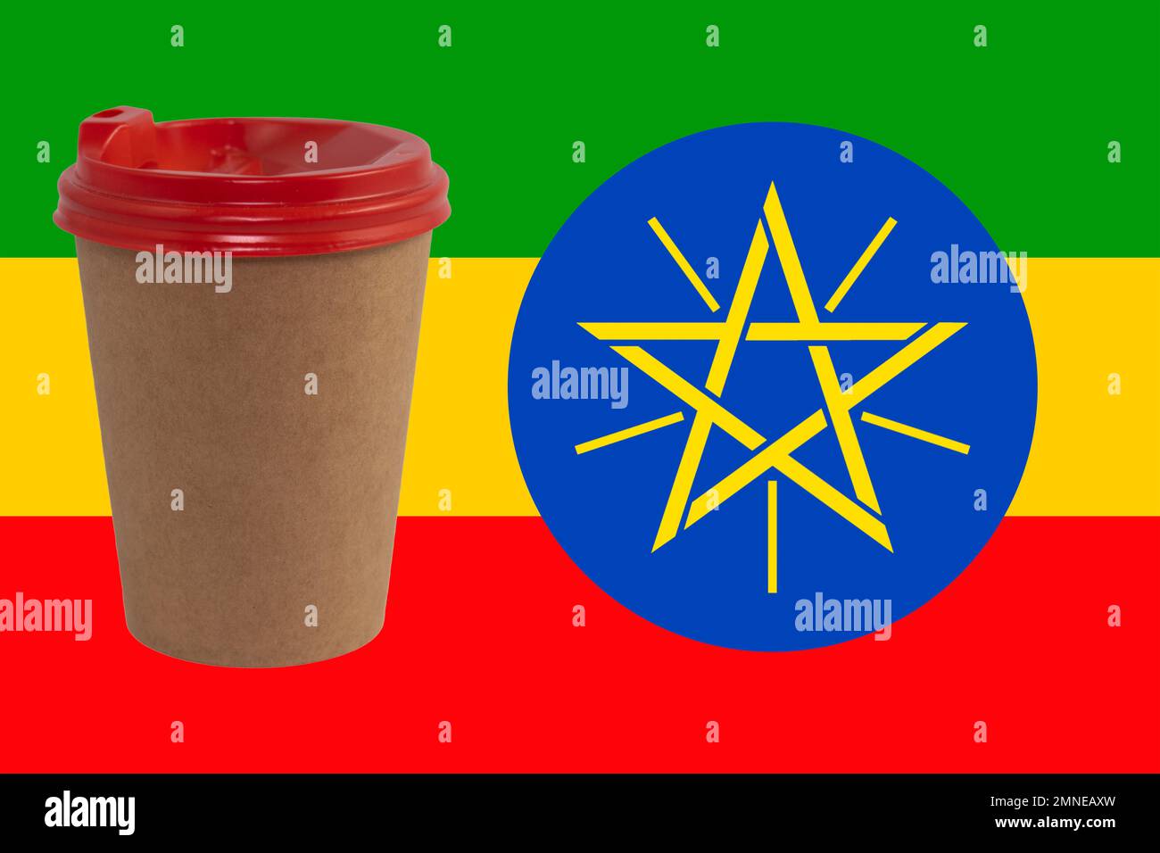 Tazza di caffè usa e getta sullo sfondo della bandiera nazionale dell'Etiopia. Il più grande esportatore di caffè al mondo. Caffè etiope Foto Stock