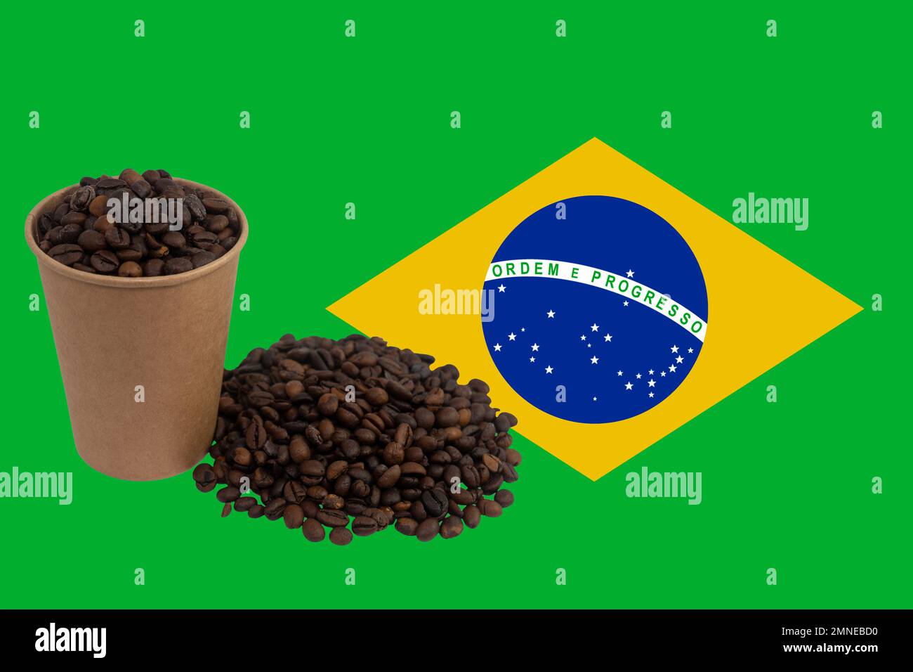 Una tazza di carta usa e getta piena di chicchi di caffè e un mazzo di chicchi di caffè sullo sfondo della bandiera del Brasile (primo piano) Foto Stock