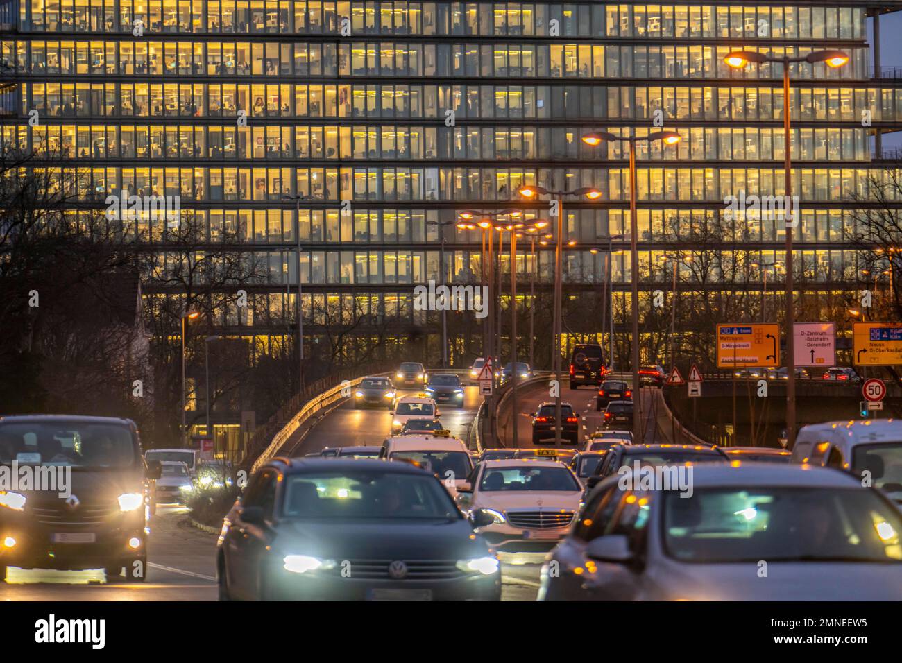 Traffico urbano interno, Danziger Straße, B8, Düsseldorf, torre di uffici, Traffico post-lavoro, NRW, Germania, Foto Stock